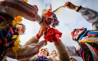 Петълът е вдигнат, разперен.