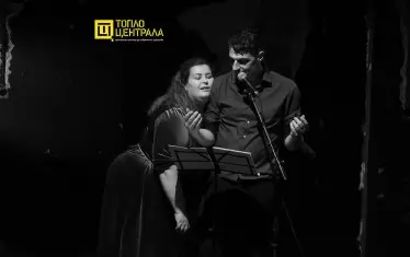  Велислав Павлов и Яна Мороз в представлението, което зове за повече отдаване в общуването. 