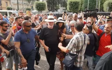 Китаристът и Поли Самсън (в средата) в Помпей.