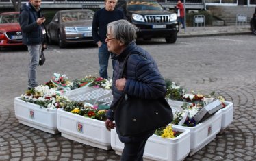 Любопитни минувачи се спираха в първия ден след поставянето му.