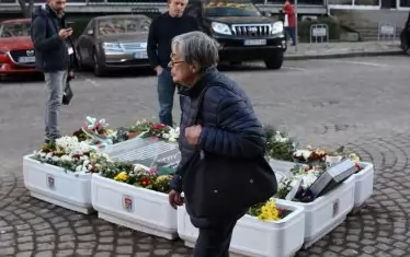 Любопитни минувачи се спираха в първия ден след поставянето му.