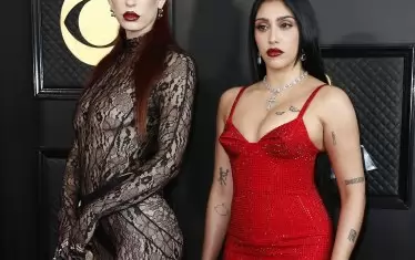 Дъщерята на Мадона Лурдес Леон (вдясно) с музикантката Eartheater.