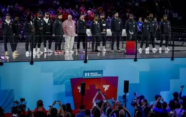 Братята Келси - Травис (петият от ляво на дясно) и Джейсън (шестият от дясно на ляво), също ще пишат история.