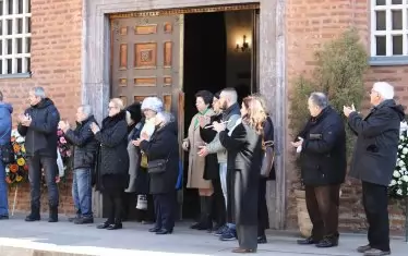 Последни аплодисменти за голямата актриса.