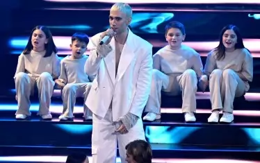  Рапърът Мистър Рейн пя с детски хор.