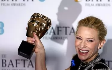 Кейт Бланшет с една от вече многобройните си награди за "Тар".