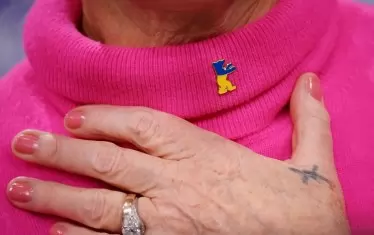 Мирън, чийто баща е руски аристократ в изгнание, носеше мечето на фестивала в цветовете на украинския флаг. 