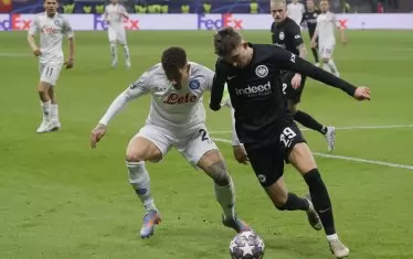 Десният бек на "Наполи" Джовани ди Лоренцо (вляво) опитва да спре пробив на халфа на "Айнтрахт" Йеспер Линдстрьом по време на мача във Франкфурт.