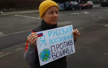 Жена протестира днес сутринта пред посолството на Русия в София.