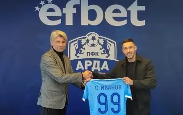 Националът Станислав Иванов беше представен в "Арда" от спортния директор на клуба Ивайло Петков (вляво).