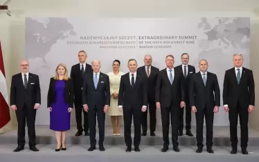 Радев е вторият отдясно между Науседа и Йоханис.