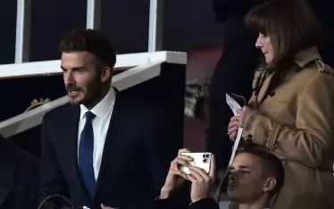 Дейвид Бекъм редовно се появява със сина си Ромео (вдясно) по футболни мачове.