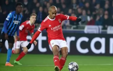 Португалският национал Жоао Марио бележи от дузпа първия гол за "Бенфика" при победата с 2:0 над "Брюж" в Белгия.