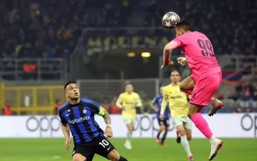 Вратарят на "Порто" Диого Коща (вдясно) е изпреварил капитана на "Интер" Лаутаро Мартинес и е избил топката с глава по време на 1/8-финала, игран на ст. "Джузепе Меаца".