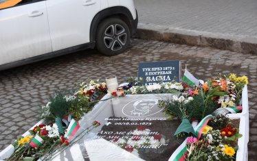 "Гробът" е разположен между колите, на общинско паркомясто.