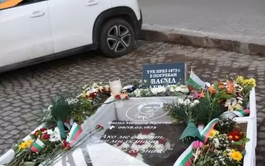 "Гробът" е разположен между колите, на общинско паркомясто.