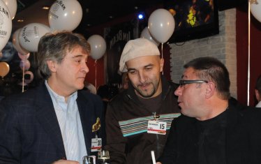 На поредното светско парти, тук с певците Орлин Горанов и Адриан Рачев-Румънеца.