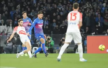 Хвича Кварацхелия (вляво) бележи последния си гол до момента - при победата на "Наполи" с 3:0 над гостуващия "Кремонезе" в мача от XXII кръг на Серия А, който се игра в неделя.