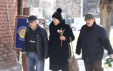 Стефан Мавродиев (вляво) и Андрей Дреников отиват към траурната церемония.