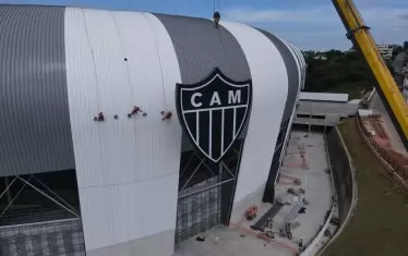 На "Арена MRV" вече бе сложена клубната емблема на "Атлетико Минейро".