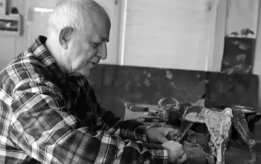  Големият скулптор Павел Койчев в ателието.