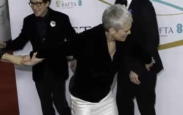 Джейми Лий Къртис се шегува на червения килим.