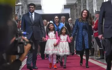  Дипломатът дойде на церемонията със семейството си.