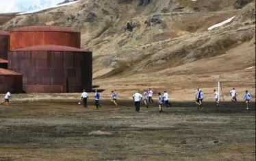 Момент от футболен мач на най-южния терен на света.