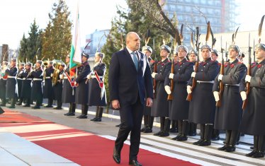 От дълго време никой не посреща Радев на червен килим в чужбина и затова му го постилат в България - сякаш идва на официално посещение в страната си.