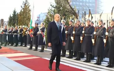 От дълго време никой не посреща Радев на червен килим в чужбина и затова му го постилат в България - сякаш идва на официално посещение в страната си.