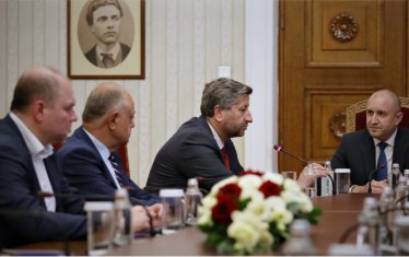 "Демократична България" обяви курс към импийчмънт на Радев