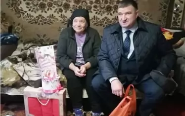  Губернаторът на район в Курска област бързо изтри снимките, на които подарява торти и картички на почернените семейства.