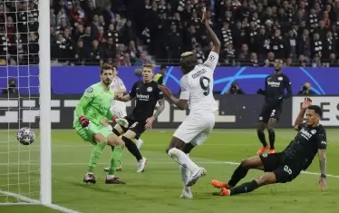 Последното попадение на Осимен (№9) до момента - при победата на "Наполи" с 2:0 над "Айнтрахт" във Франкфурт в първи 1/8-финал в Шампионската лига.