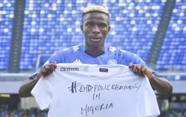 Нападателят на "Наполи" често се ангажира с обществени инициативи, най-вече в родината си. Тук той позира с фланелка с надпис "Спрете полицейското насилие в Нигерия".