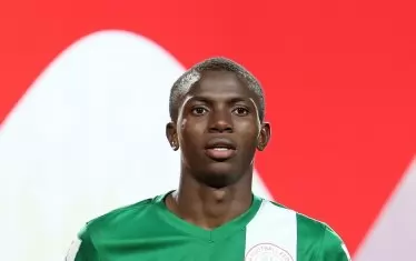 17-годишният Виктор Осимен позира с наградата за голмайстор на световното първенство (до 17 г.) в Чили през 2015 г., което беше спечелено именно от Нигерия.