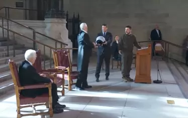  Сътрудник на Зеленски връчва от негово име пилотска каска на председателя на британския парламент Линдзи Хойл