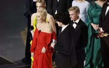 Юлия Навалная благодари от сцената за наградата, с която бе отличен филмът за съпруга й.