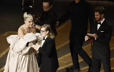 Сара Поли (в черно) се радва на "Оскара" за адаптиран сценарий.