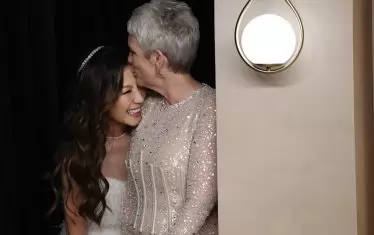  Джейми Лий Къртис и Мишел Йео ликуват зад кулисите.