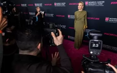 Камери посрещат актрисата в хотел "Четири сезона" в Бевърли Хилс.