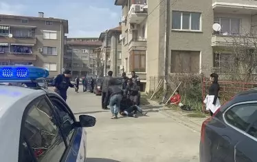 Един убит и 11 ранени при масов бой с брадви и мотики в Казанлък
