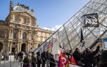 Протестиращи в Париж затвориха Лувъра
