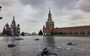 Буча в Кремъл, печат върху платно Използвани са документален кадър от улиците на Буча, в първите часове след изтеглянето на руските окупатори и произволен фотос от Червения площад на 24 април 2022.