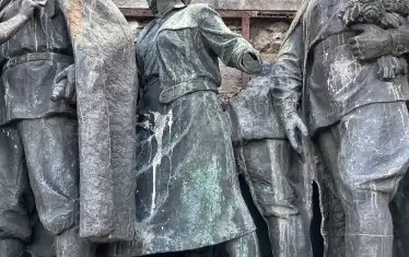 Сякаш е паднала бомба — жената в центъра си е изгубила ръката, мъжът зад нея е останал с един цял крак, долната половина от втория и нищо друго, а най-отпред виждаме босо стъпало. Останалото от човека е отрязано с флекс.