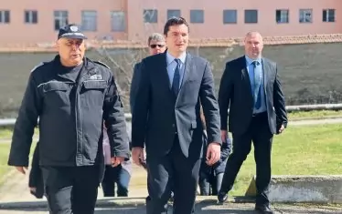  Министър Крум Зарков на посещение в затвора в Ловеч