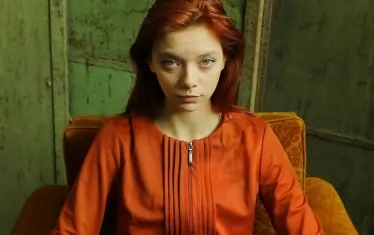  Ироничен фотопортрет на Нори с риба в ренесансов стил.