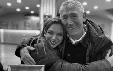  Елеонора с учителя си проф. Ивайло Христов.