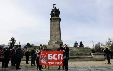  Протестът на БСП се провежда пред самия паметник.