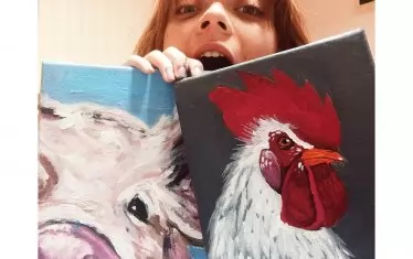  Младата актриса със своите картини.