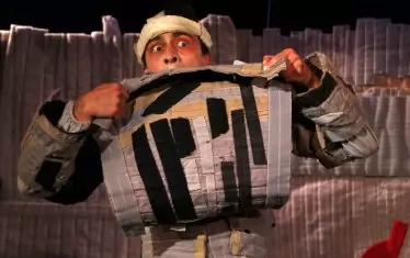  Актьорът преминава през различни състояния: от страха на малкия човечец до самочувствието на въображаем крал.